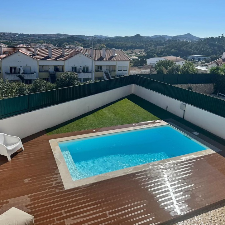 Piscina residencial com deck na região Oeste