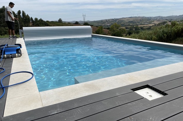 Piscina compacta com deck em Lisboa